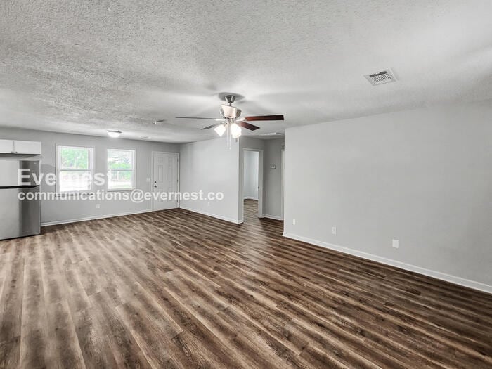 Building Photo - 725 W Creek Cir