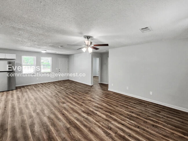 Building Photo - 725 W Creek Cir