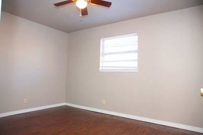 Building Photo - 2-Bedroom, 1-Bathroom Unit @ Rolling Oaks ...