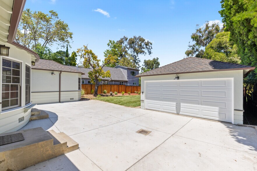 Building Photo - 1032 S Carmelina Ave