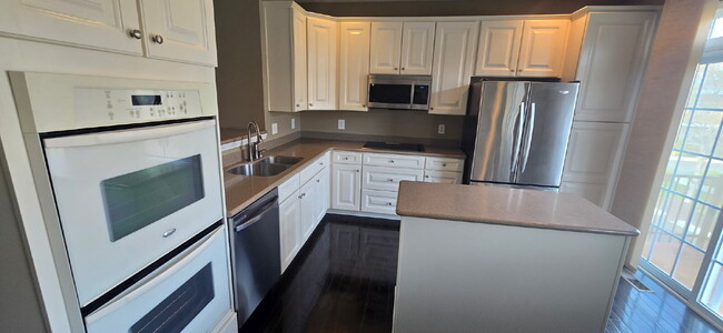 Building Photo - "Charming 2-Bed Townhouse Retreat with Har...