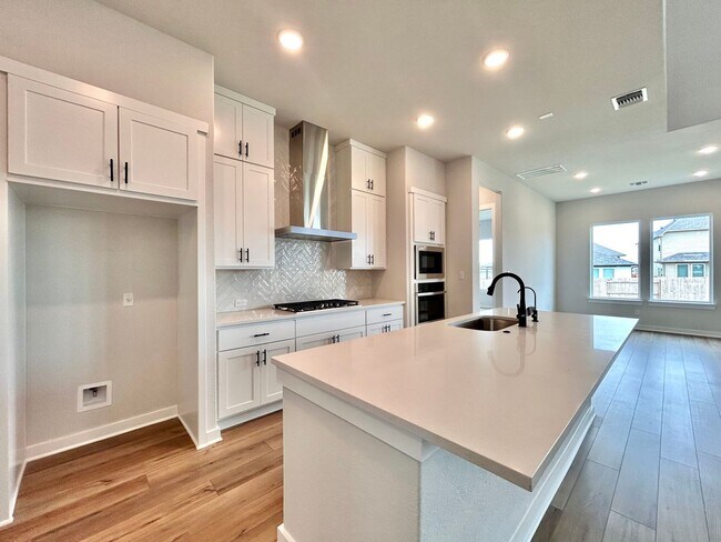 Building Photo - Modern 5/BR 4/BA with Stylish Finishes, Sp...