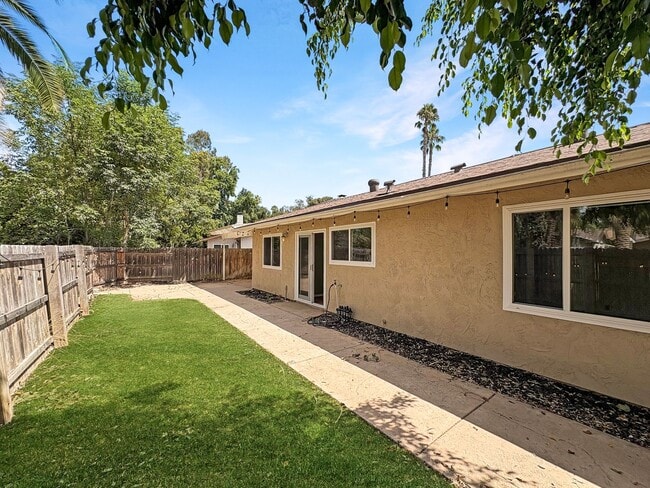 Building Photo - Beautiful 3B/2BA Home In Fallbrook with La...