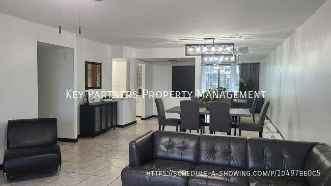 Building Photo - 2500 Parkview Dr