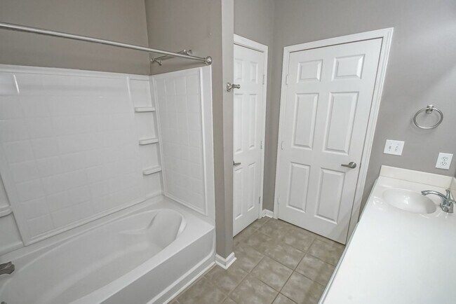 Building Photo - CONDO UNIT IN DENHAM SPRINGS