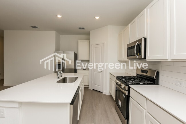 Building Photo - 200 Pine St