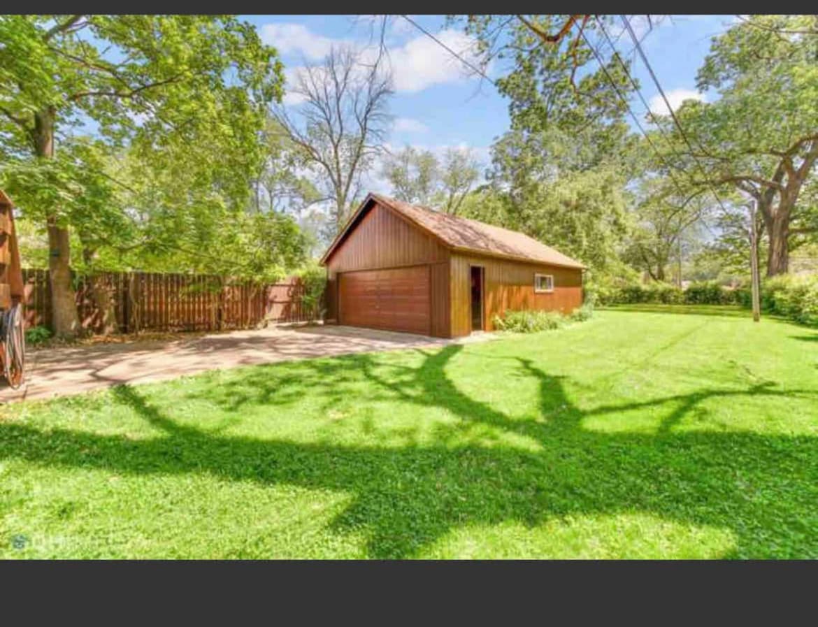 Huge backyard - 10109 S Prospect Ave