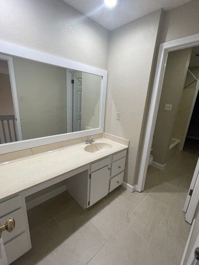 Building Photo - 3BD/2BA Townhouse Located in the Heart of East Memphis