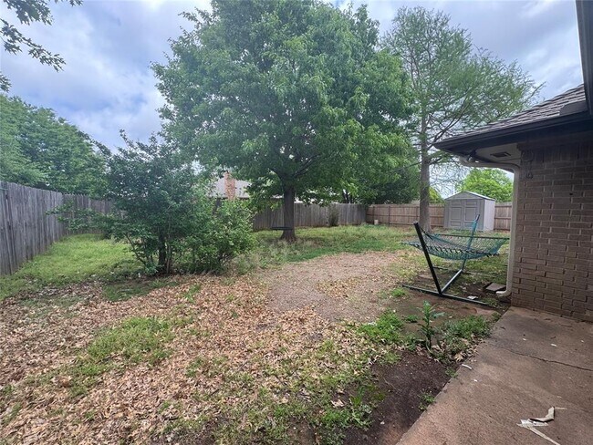 Building Photo - 325 E Parkland Dr