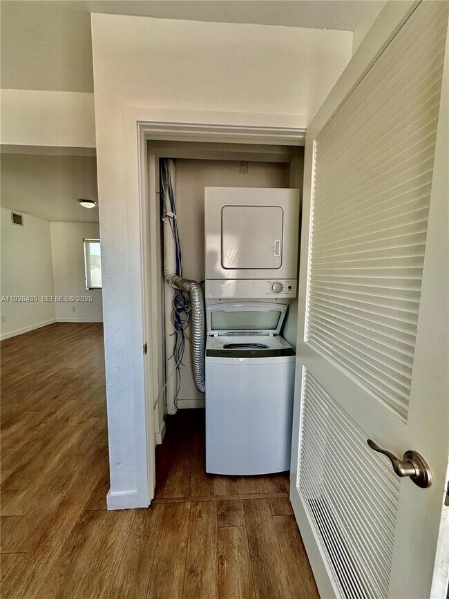 Building Photo - 4204 SW 14th St