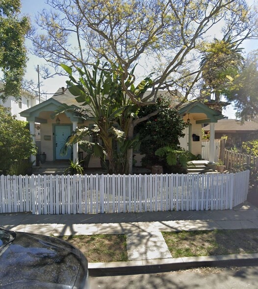 Street View - 810 Crestmoore Pl