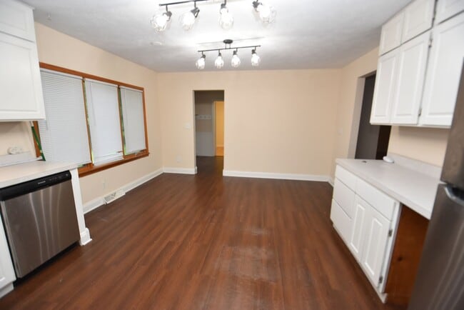 Building Photo - 4 bedroom 2.5 bath South Bend home on larg...