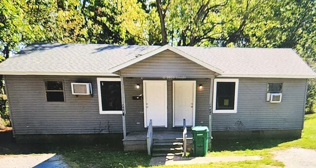 Primary Photo - 2039 College St