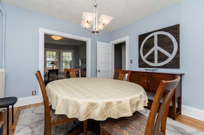 Building Photo - Beautiful Light Filled 2 Bedroom Between Harvard Sq and Porter Sq