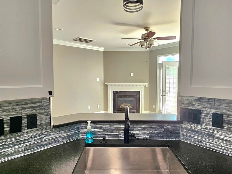 Building Photo - 5817 Fox Point Cir