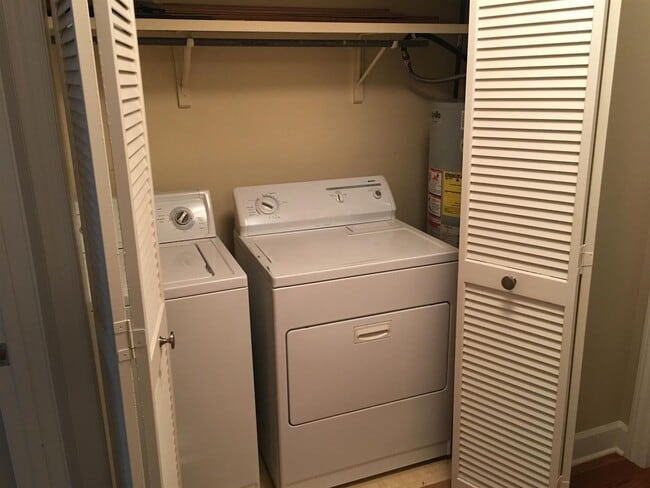 Building Photo - Awesome 2BE/2BA condo located in the heart of Sylvan Park community!