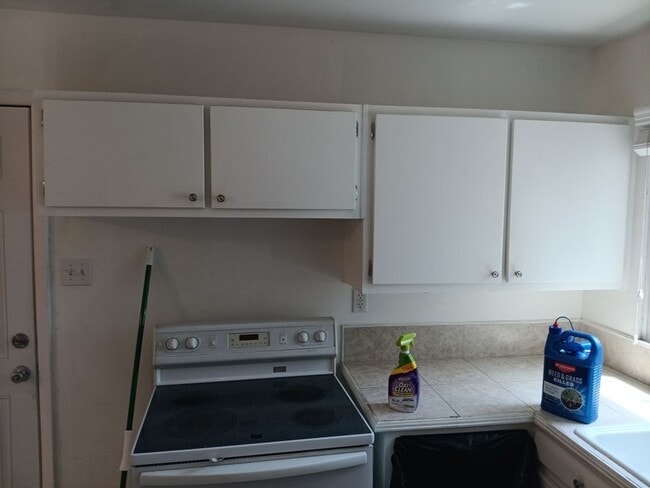 Building Photo - 3 Bedroom, 2-Bathroom in the NE Heights, C...