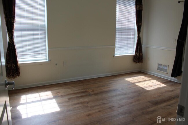 Building Photo - 611 Doral Ct