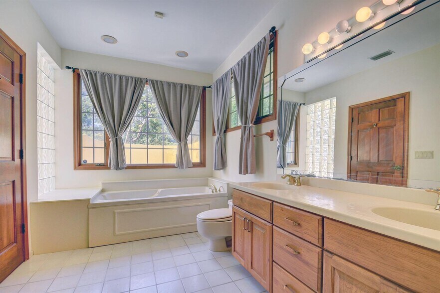 Building Photo - 9033 Winding Woods Dr