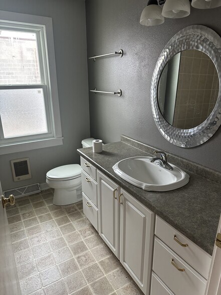 Building Photo - 222 Pine St