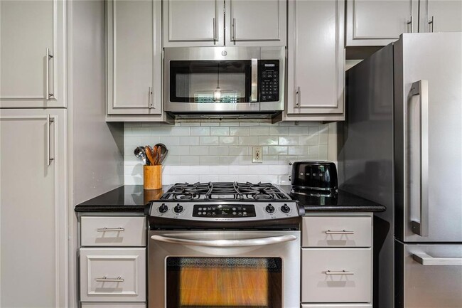 Building Photo - 5823 Duxbury St
