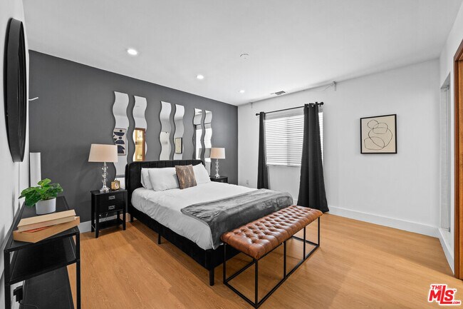 Building Photo - 355 S Sycamore Ave