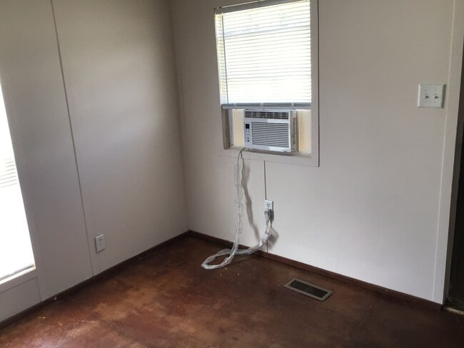 Building Photo - GREAT LOCATION! 2-Bedroom/ 1-Bath