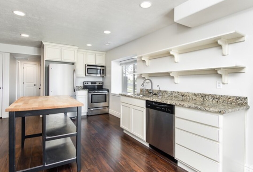 Sink has a garbage disposal. Beautiful bright kitchen with lots of natural light. - 1232 S Regal View Dr