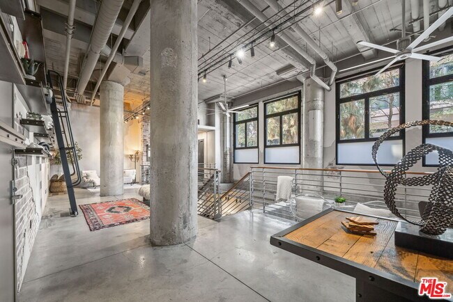 Building Photo - 330 W 11th St