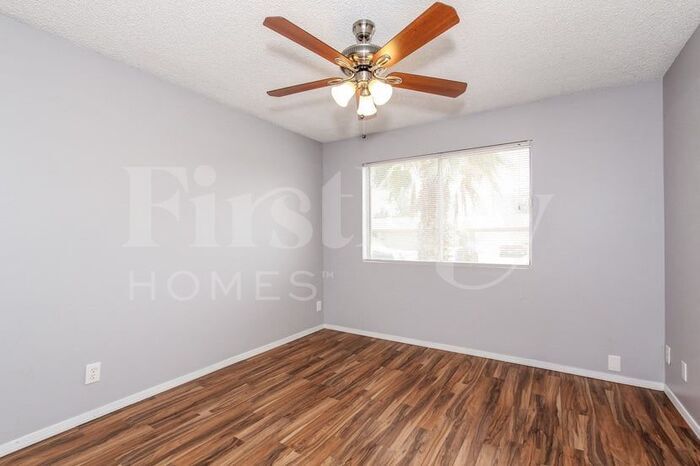 Building Photo - 2208 W Dahlia Dr