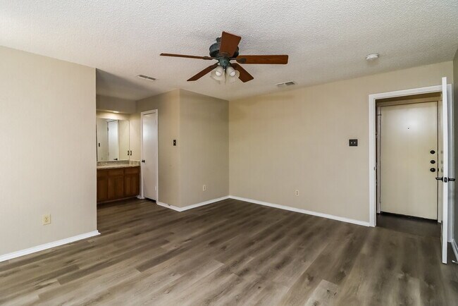 Building Photo - 721 Owens Dr