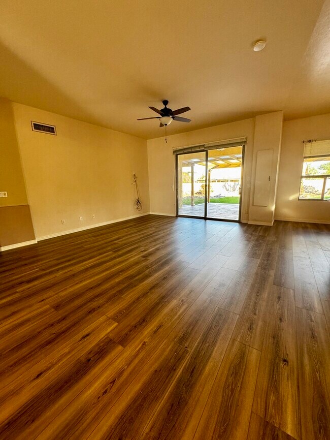 Building Photo - FOR RENT