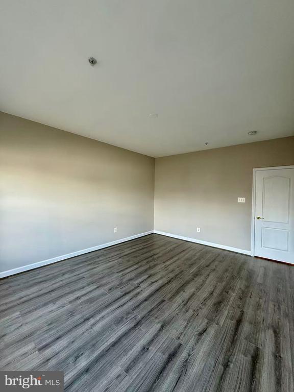 Building Photo - 612 Garden View Square