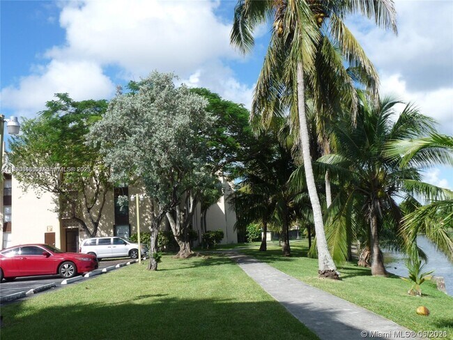 Building Photo - 14211 N Kendall Dr