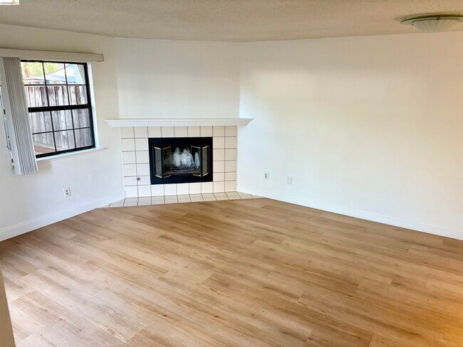 Building Photo - 600 Chandon Ct