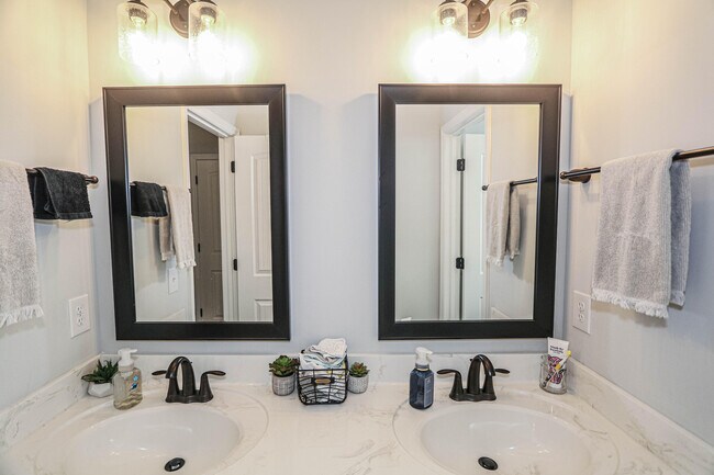 Building Photo - 550 Jensen Ln