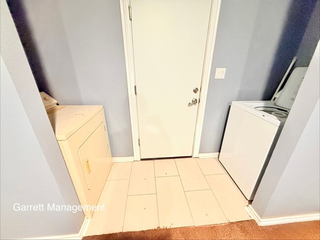 Building Photo - Spacious 5 Bedroom, 3 bath