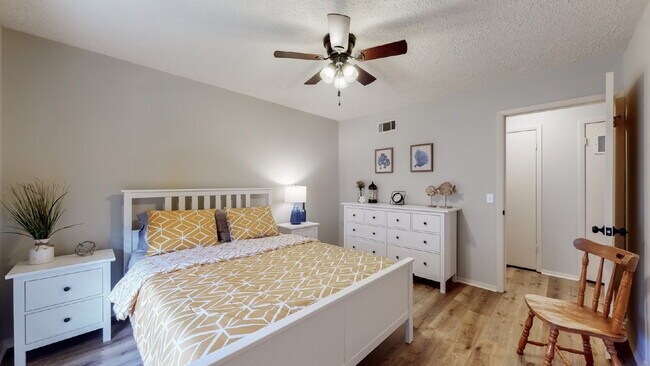 Building Photo - 5 Dorchester Ct