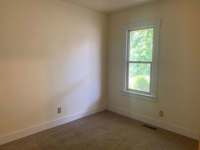 Building Photo - Spacious 3 bedroom home with two separate ...