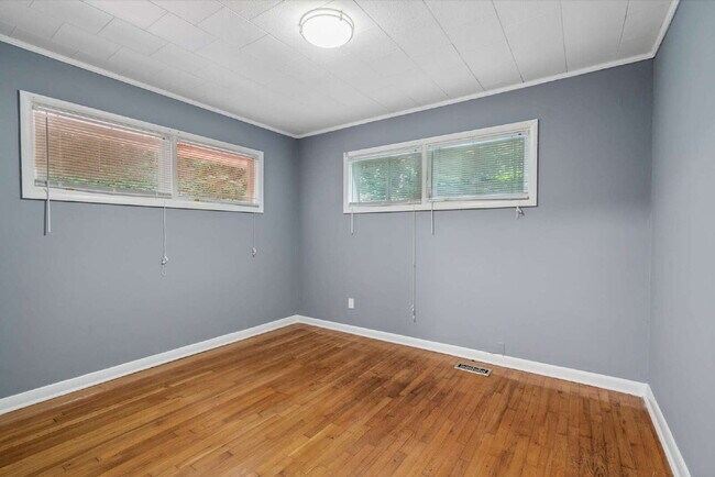 Building Photo - Charming 2-Bed Home with Hardwood Floors and Fenced in Yard