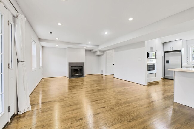 Building Photo - Fabulous Townhouse in Kenwood Forest II - ...