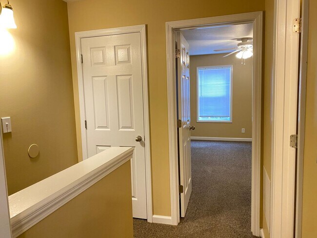 Building Photo - 803 Golf View Pl