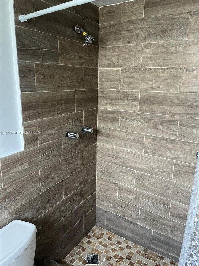 Building Photo - 285 NE 191st St