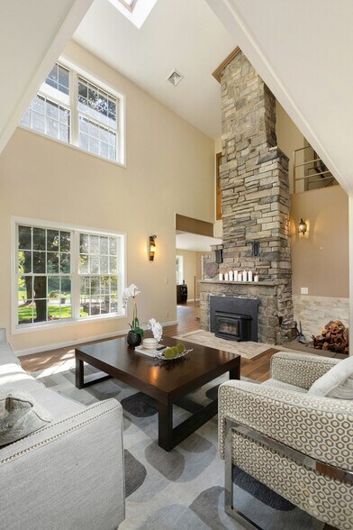 Building Photo - 338 Clove Rd