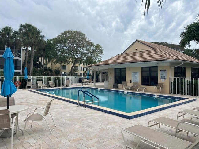 Building Photo - 300 N Hwy A1A