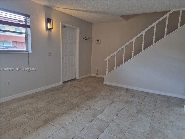 Building Photo - 6528 SW 41st Ct
