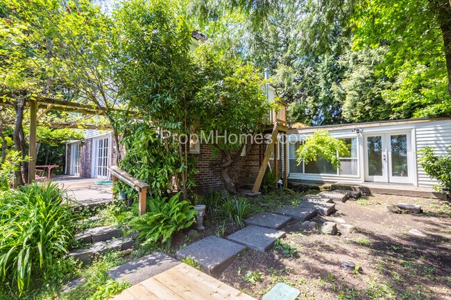 Building Photo - Riverfront Perfection with this Charming 3 Bedroom Lake Oswego Home!