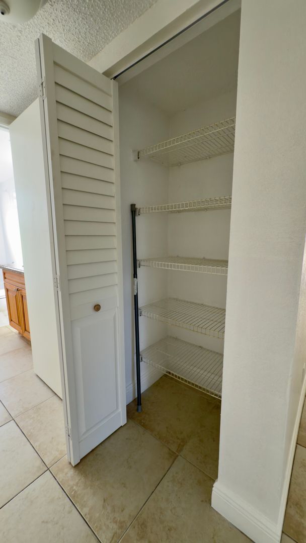 Building Photo - Lakefront one bedroom condo in Palm Beach Grande