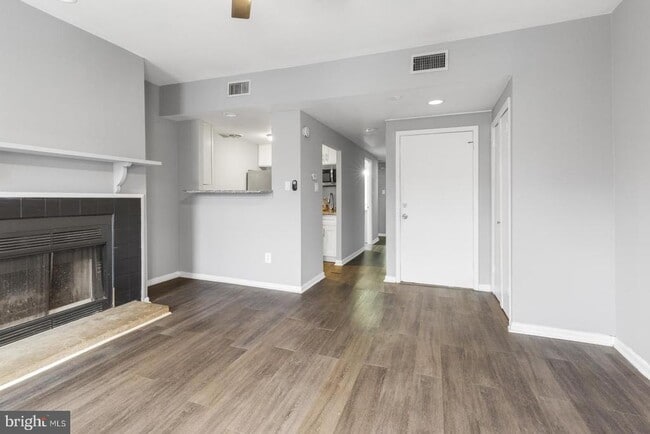 Building Photo - 160 Richmond St