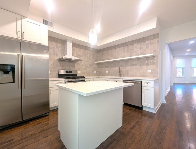 Building Photo - 2437 W Leland Ave